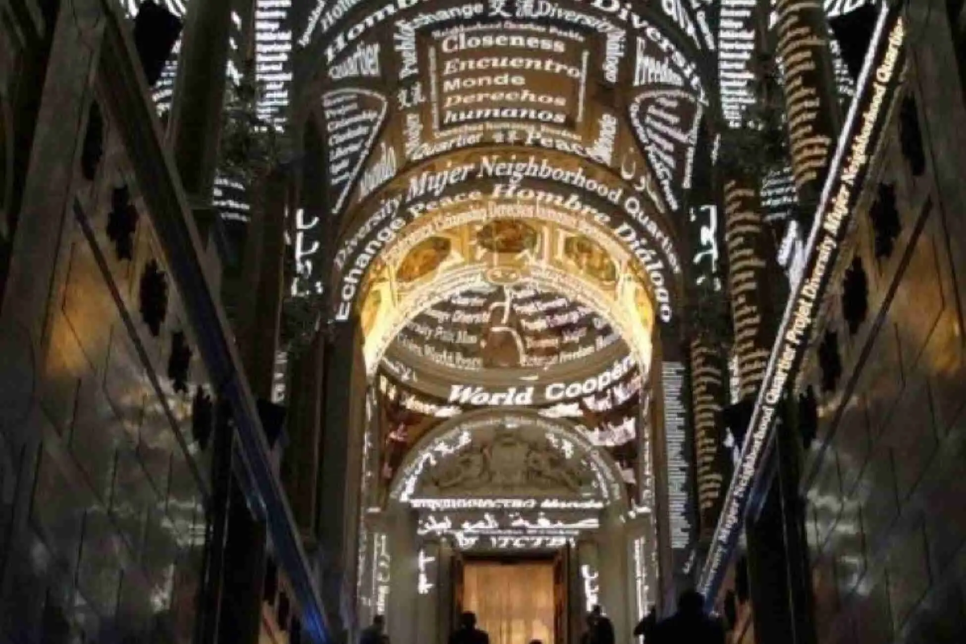Proiezioni scenografiche sulle volte di una architettura storica