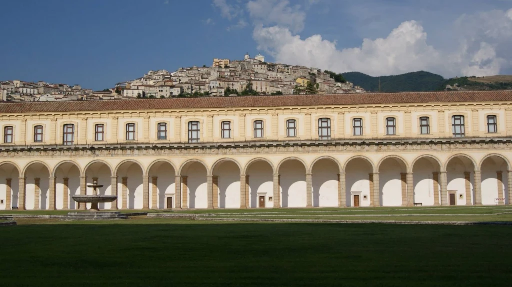 facciata di un lato del chiostro grande della Certosa di Padula