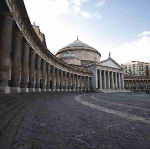 Piazza del Plebiscito a Napoli