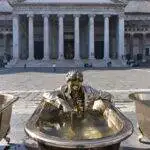 Il ragazzo con la luna e le stelle sulla testa di Jan Fabre in Piazza del Plebiscito a Napoli