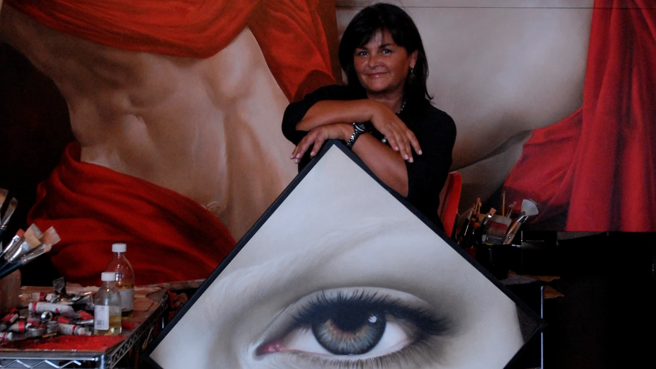 artista valeria corvino in posa con le sue opere