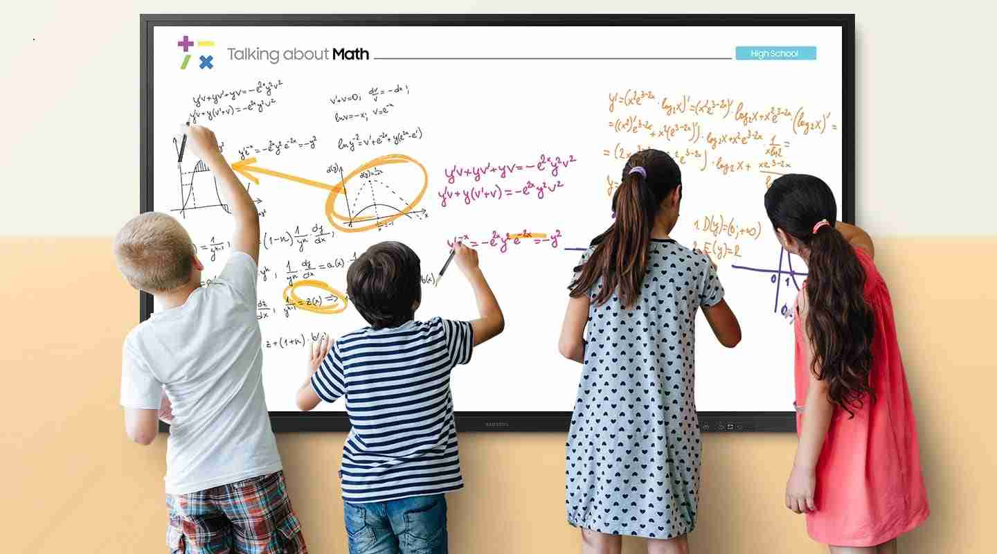 bambini che scrivono su display touch screen