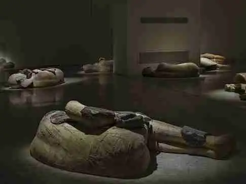 I Dormienti di Mimmo Paladino