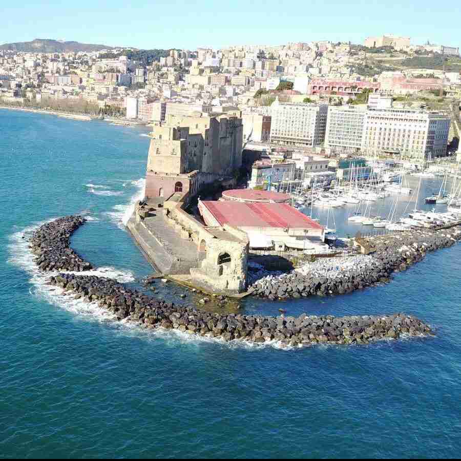 Castel dell'Ovo vista da mare
