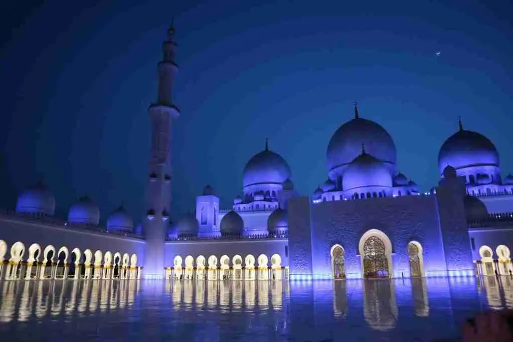 la luce sulla facciata abu-dhabi