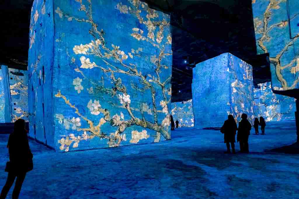 Installazione artistica con proiezioni di Van_Gogh sulle facciate