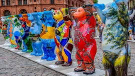 in centro città con una installazione artistica di orsi