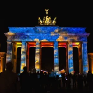 proiezione sul colonnato con la tecnica di video mapping