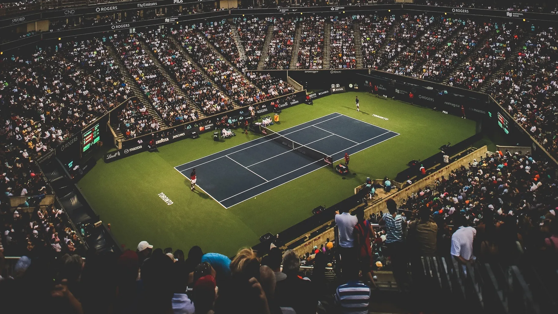 visione dall'alto degli spalti di evento sportivo di tennis