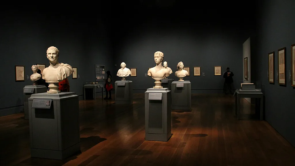 esposizione della mostra con l'illuminazione delle opere d'arte